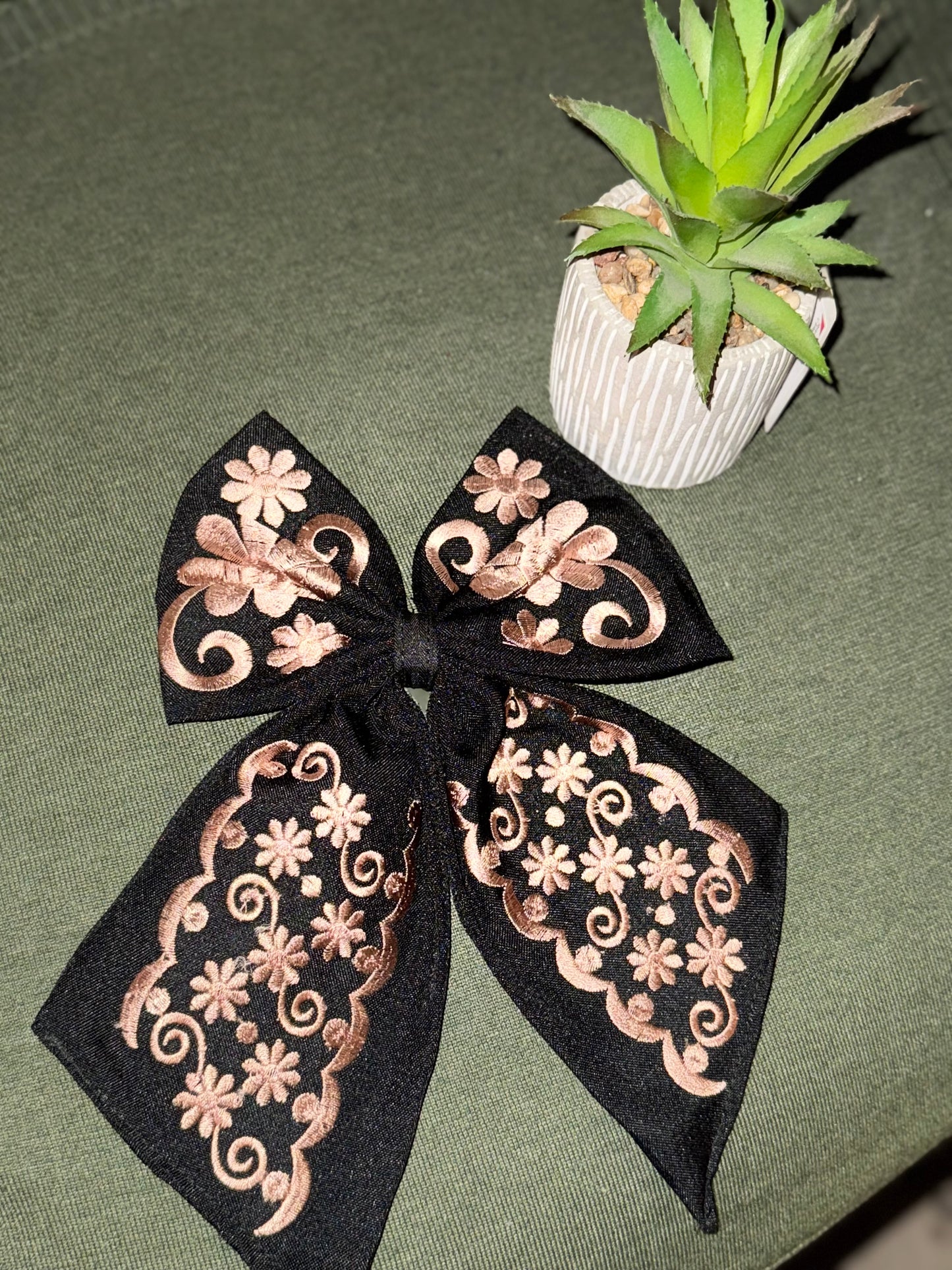 Moñitos Bordados