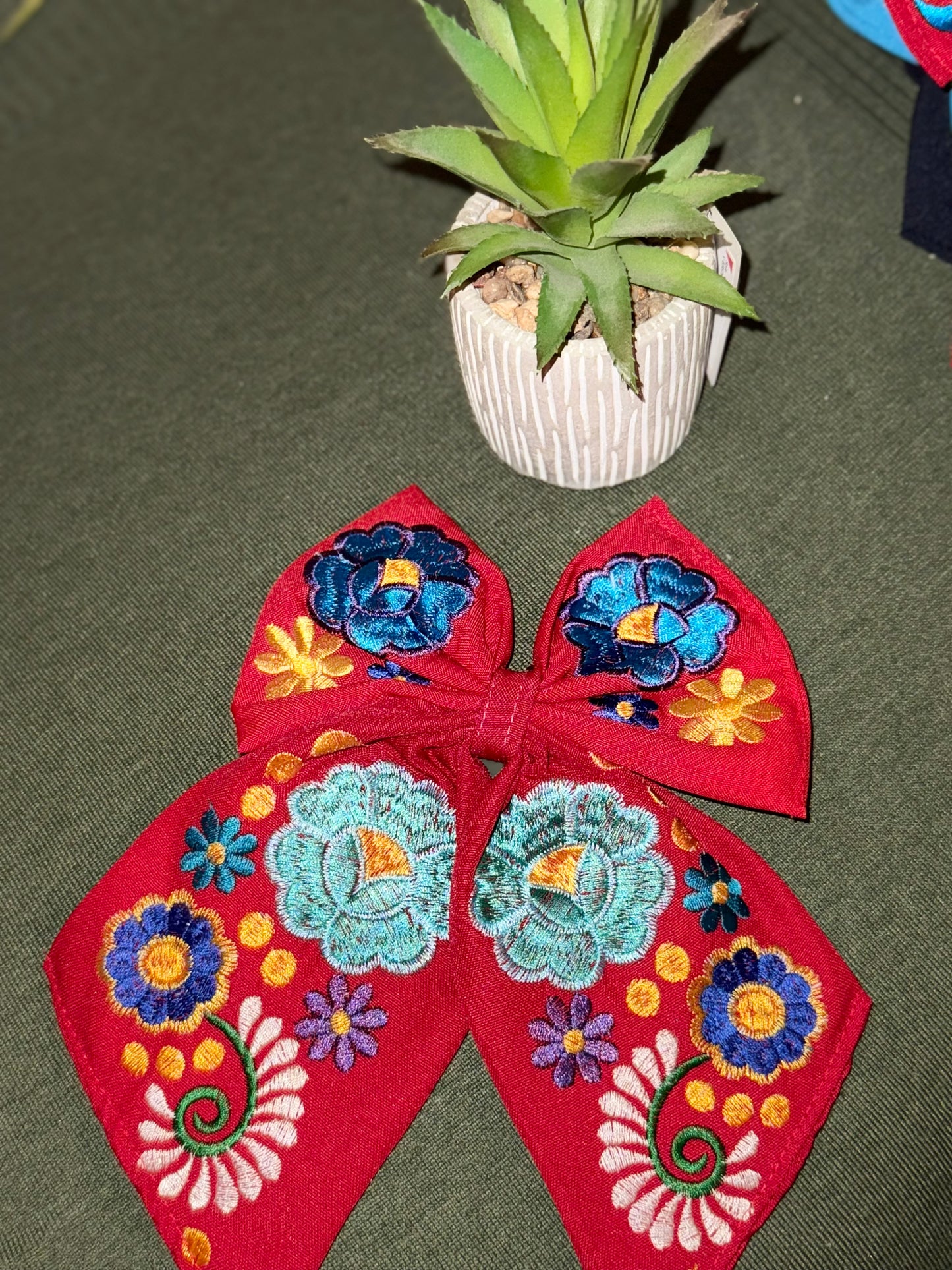 Moñitos Bordados
