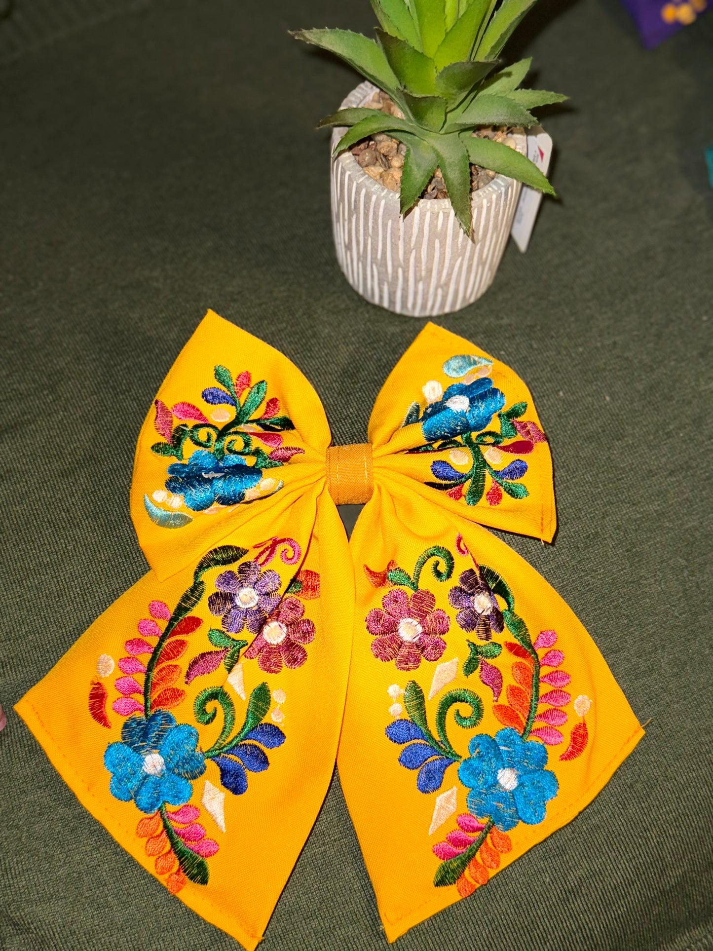 Moñitos Bordados